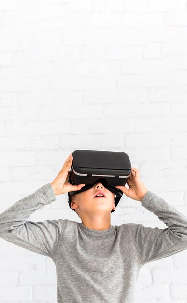 Kleiner Junge, der Gläser der virtuellen Realität verwendet