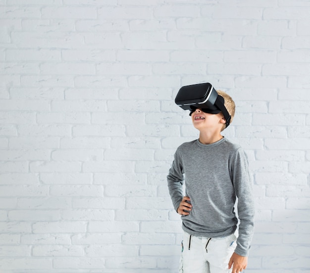 Kleiner Junge, der Gläser der virtuellen Realität verwendet