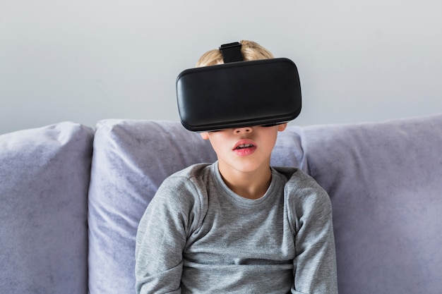 Kleiner Junge, der Gläser der virtuellen Realität verwendet