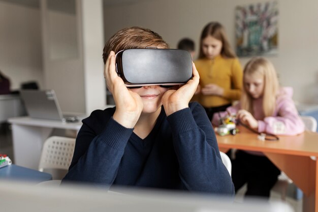 Kleiner Junge, der VR-Brille ausprobiert und Spaß hat