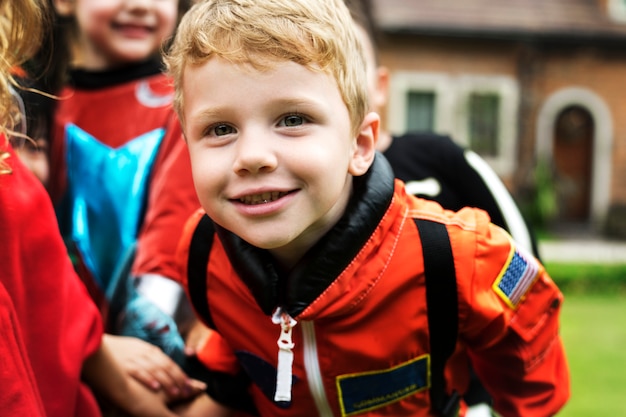 Kostenloses Foto kleiner junge für halloween verkleidet