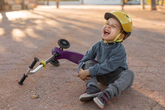 Kleiner Junge im Freien schmerzte vom Gefühl des Rollers