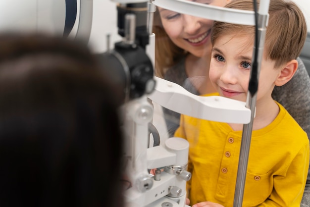 Kleiner Junge in den Augen konsultieren