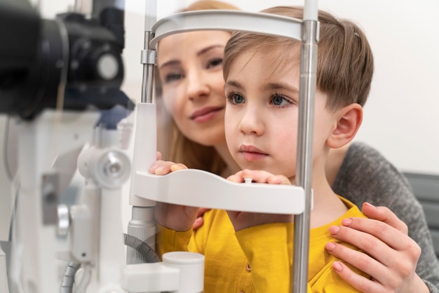 Kleiner Junge in den Augen konsultieren