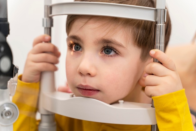 Kostenloses Foto kleiner junge in den augen konsultieren