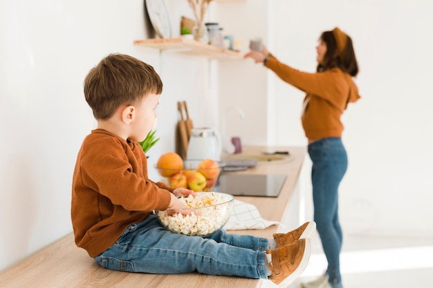 Kostenloses Foto kleiner junge in der küche