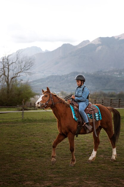 Kleiner Junge lernt Reiten