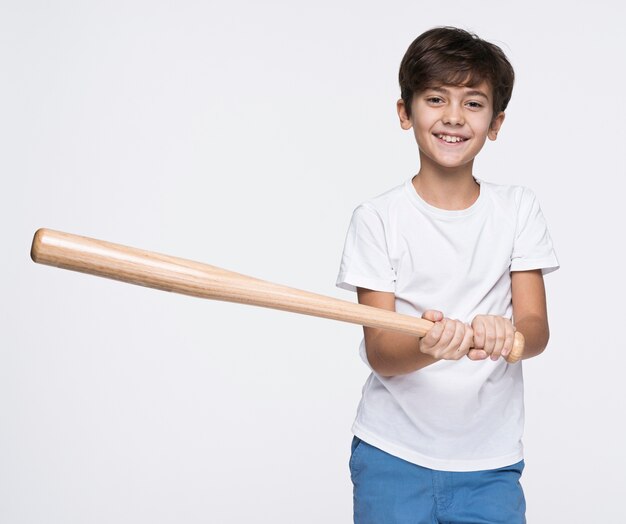 Kleiner Junge mit Baseballschläger schlagen