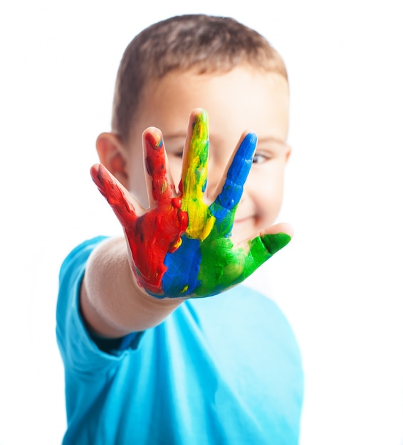 Kleiner Junge mit einer Hand voller Farbe bedeckte sein Gesicht