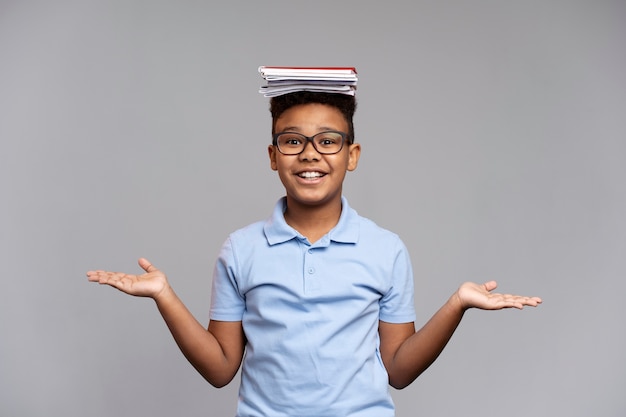 Kostenloses Foto kleiner junge mit notizbüchern