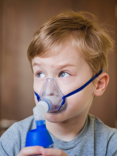 Kostenloses Foto kleiner junge mit sauerstoffmaske