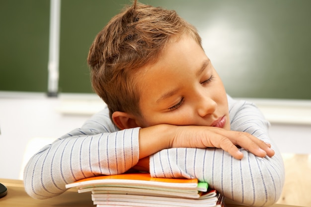 Kostenloses Foto kleiner junge schlafend in der klasse