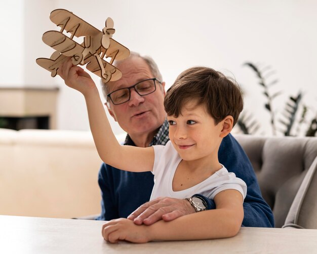 Kleiner Junge spielt mit seinem Großvater