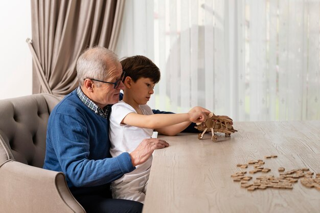 Kleiner Junge spielt mit seinem Großvater