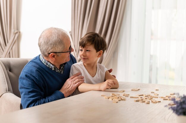 Kleiner Junge spielt mit seinem Großvater