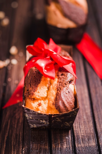 Kleiner Kuchen in brauner Verpackung