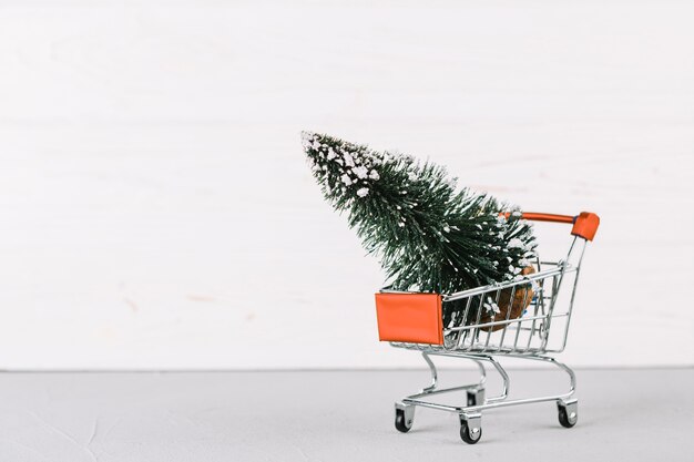 Kleiner Lebensmittelgeschäftwagen mit Tannenbaum