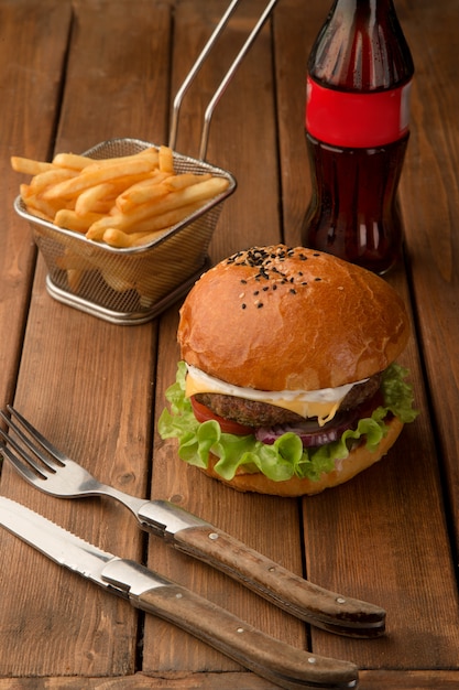 Kleiner rindfleischburger mit roter zwiebel, tomate, käse, mayonnaise, kopfsalat und fischrogen