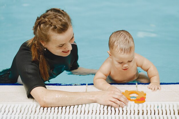 Kleiner süßer Junge. Ausbilder mit Kind. Mutter mit Sohn