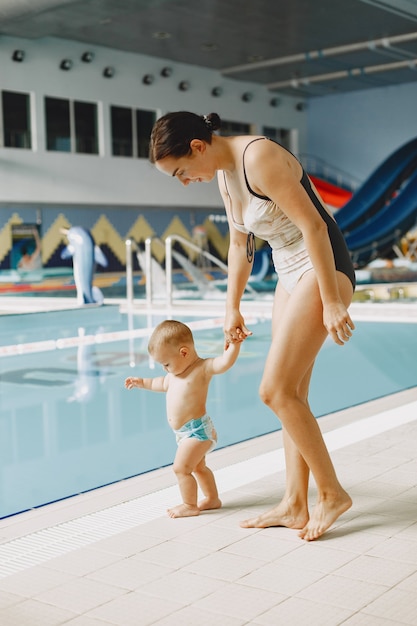 Kleiner süßer Junge. Mutter mit Sohn. Familie spielt am Wasser