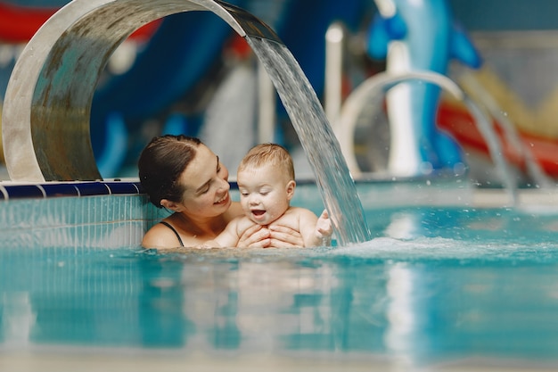 Kleiner süßer Junge. Mutter mit Sohn. Familie spielt im Wasser