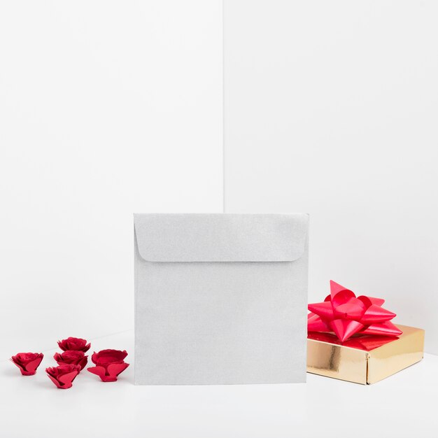 Kleiner Umschlag mit Geschenkbox
