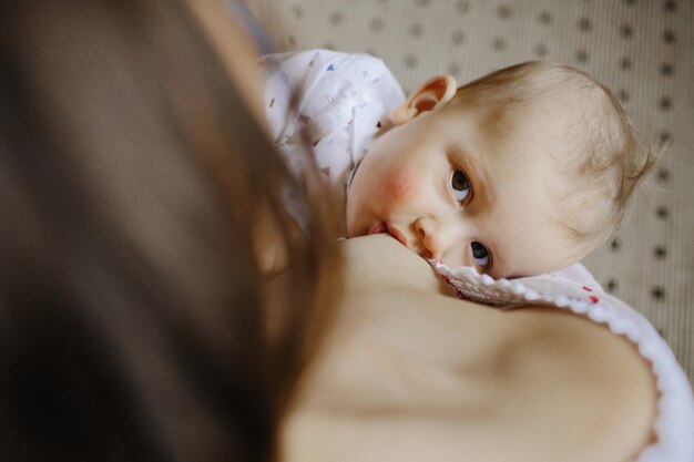 kleines Baby saugt Muttermilch