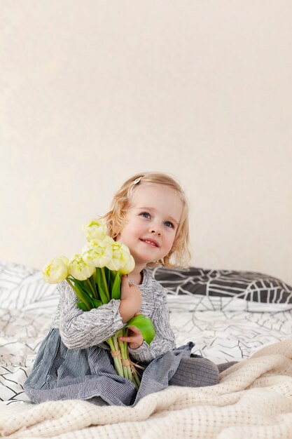 Kostenloses Foto kleines bett im bett mit blumen