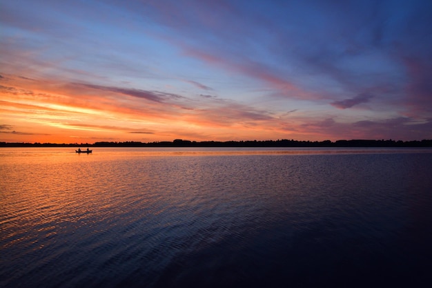 Kleines Boot im Draycote Water in England, Großbritannien bei einem malerischen Sonnenuntergang