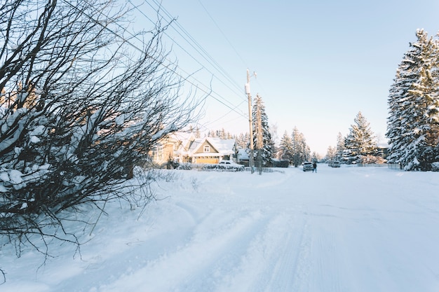 Kleines Dorf im Winter
