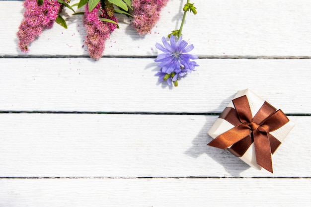 Kleines Geschenk mit Draufsicht der Blumen