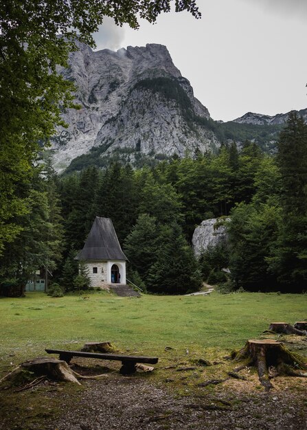 kleines Häuschen umgeben von grünen Bäumen im Vrata-Tal, Triglav-Nationalpark