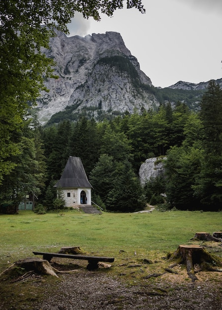 kleines Häuschen umgeben von grünen Bäumen im Vrata-Tal, Triglav-Nationalpark