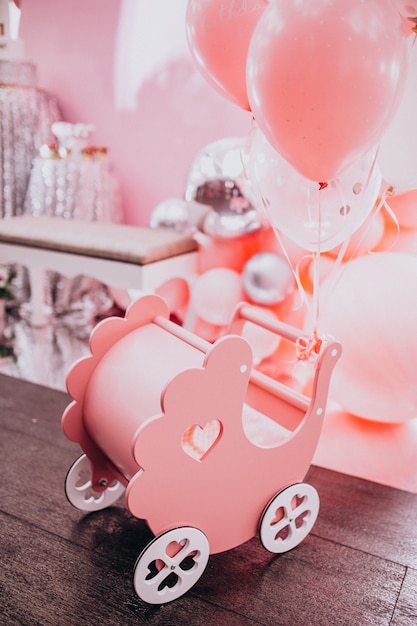 Kleines hölzernes Kinderwagenspielzeug an einer Babypartyparty