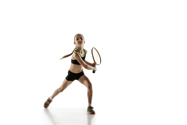 Kleines kaukasisches Mädchen, das Tennis spielt, lokalisiert auf weißem Hintergrund