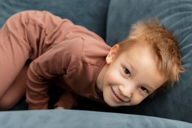 Kleines Kind bleibt auf dem Sofa