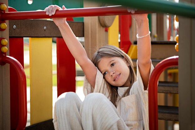 Kleines Kind, das sich auf dem Spielplatz im Freien amüsiert