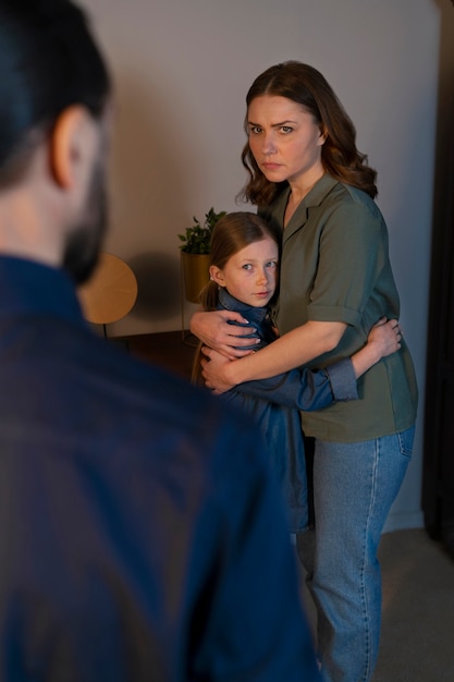 Kleines Kind, das zu Hause unter Elternmissbrauch leidet