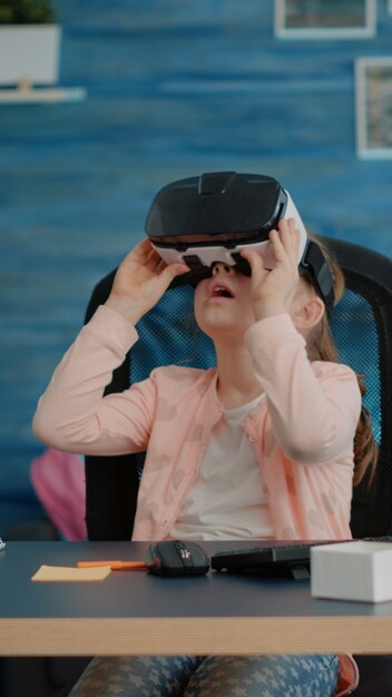 Kleines Kind lernt mit VR-Brille für Hausaufgaben und Online-Kurse