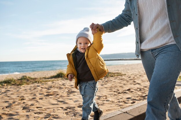 Kleines Kind mit Elternteil am Meer