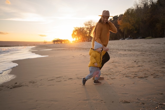 Kleines Kind mit Elternteil am Meer