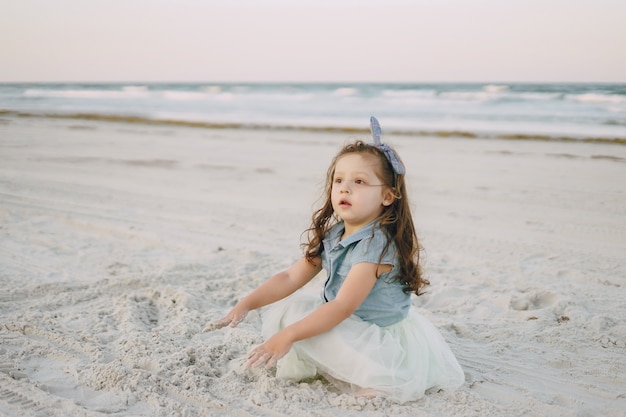 Kleines Mädchen am Strand