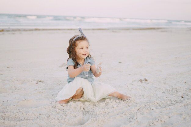 Kleines Mädchen am Strand