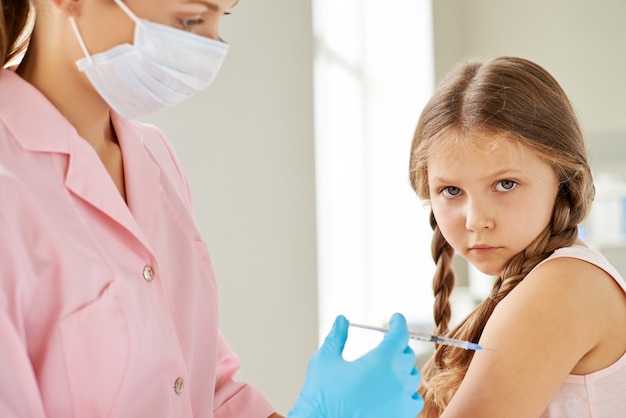 Kleines Mädchen braucht Impfstoff erhalten
