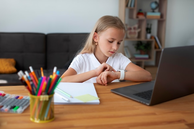 Kleines Mädchen, das an Online-Kursen teilnimmt