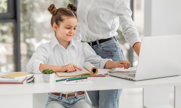 Kleines Mädchen, das für eine neue Klasse bereit ist