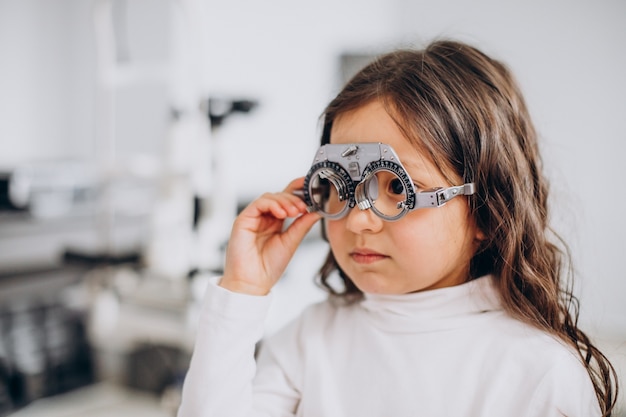 Kleines Mädchen, das ihr Sehvermögen im Augenheilkundezentrum überprüft