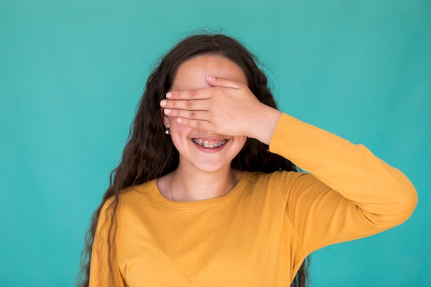 Kostenloses Foto kleines mädchen, das ihre augen bedeckt