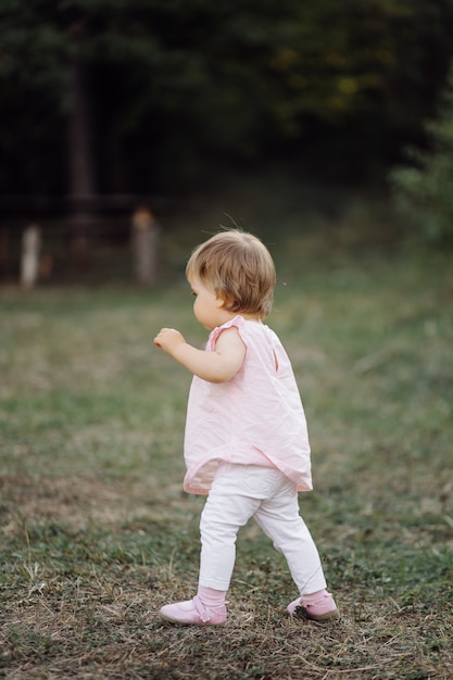 Kostenloses Foto kleines mädchen, das im park spielt