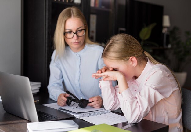 Kleines Mädchen, das im Unterricht müde ist